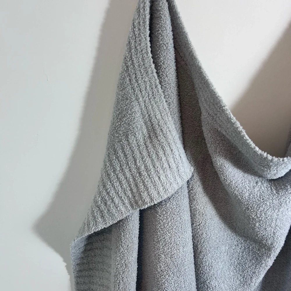 Barefoot dreams CozyChic throw blanket  Barefoot Dreams